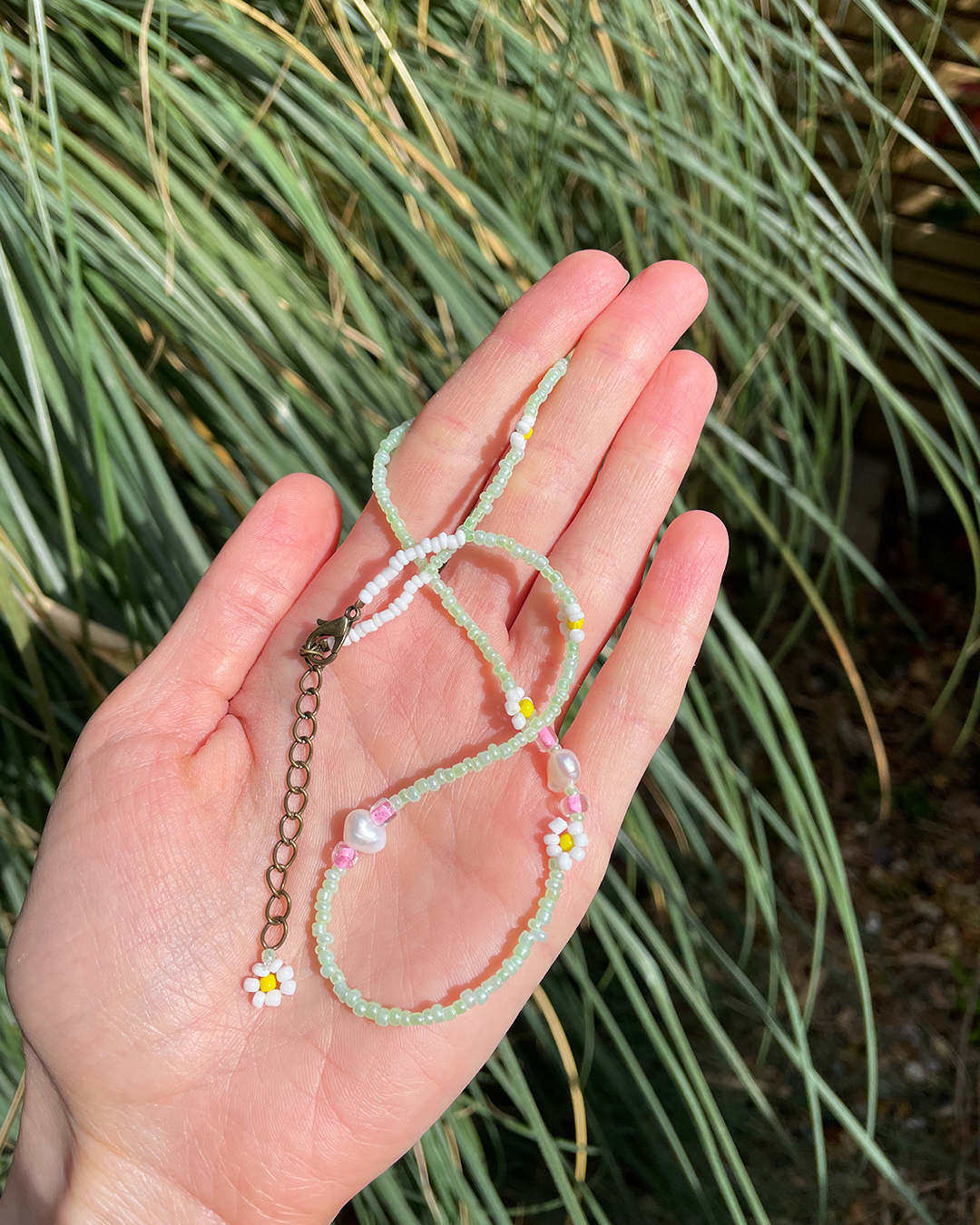 Green beaded choker with freshwater pearls and daisies