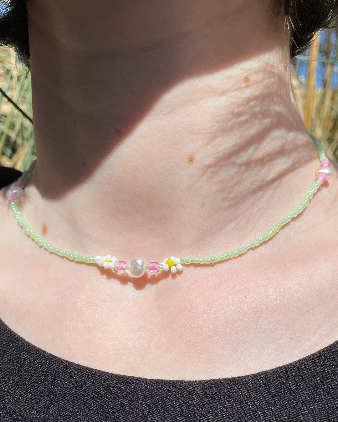 Green beaded choker with freshwater pearls and daisies