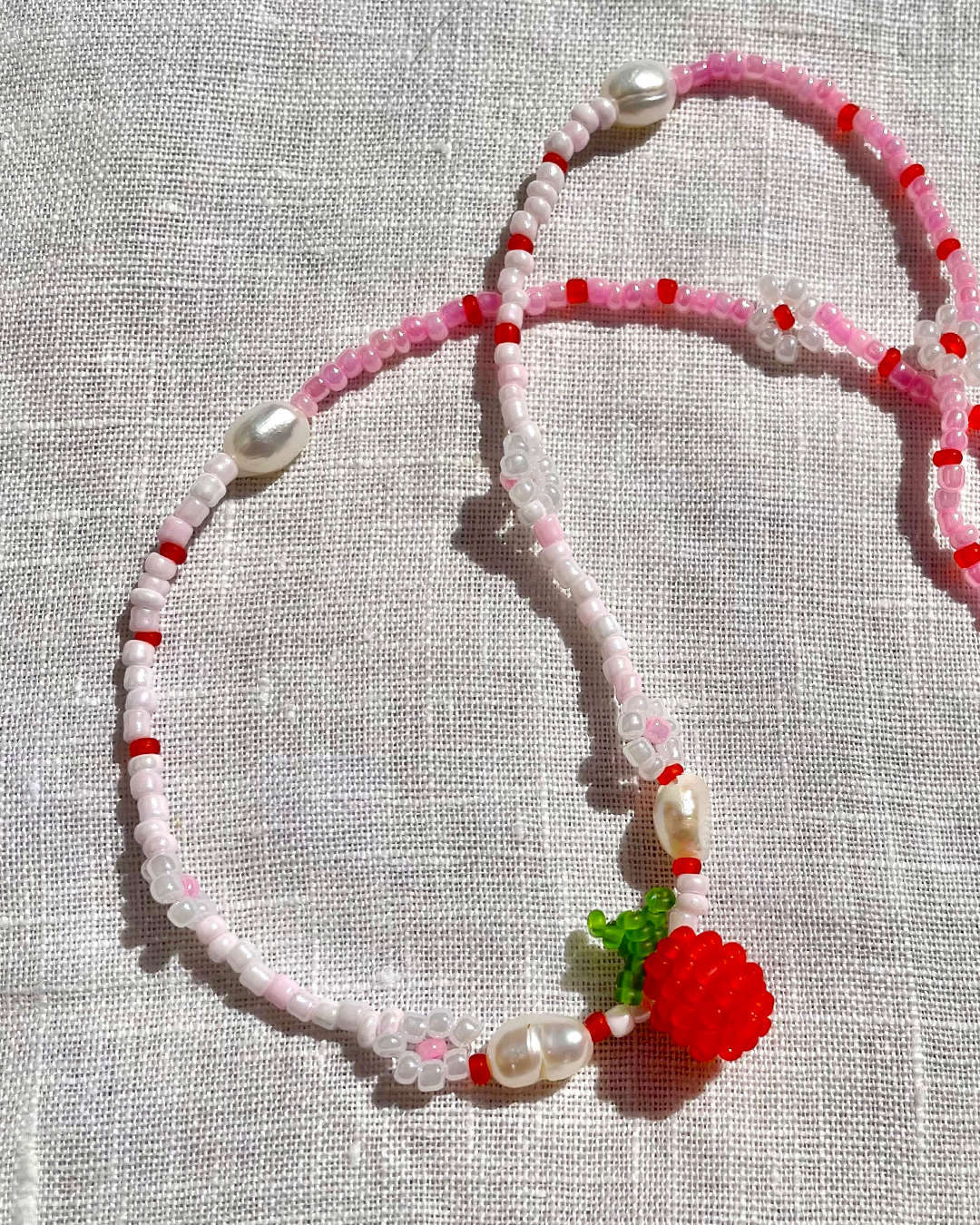Gradient strawberry beaded necklace with fresh water pearls