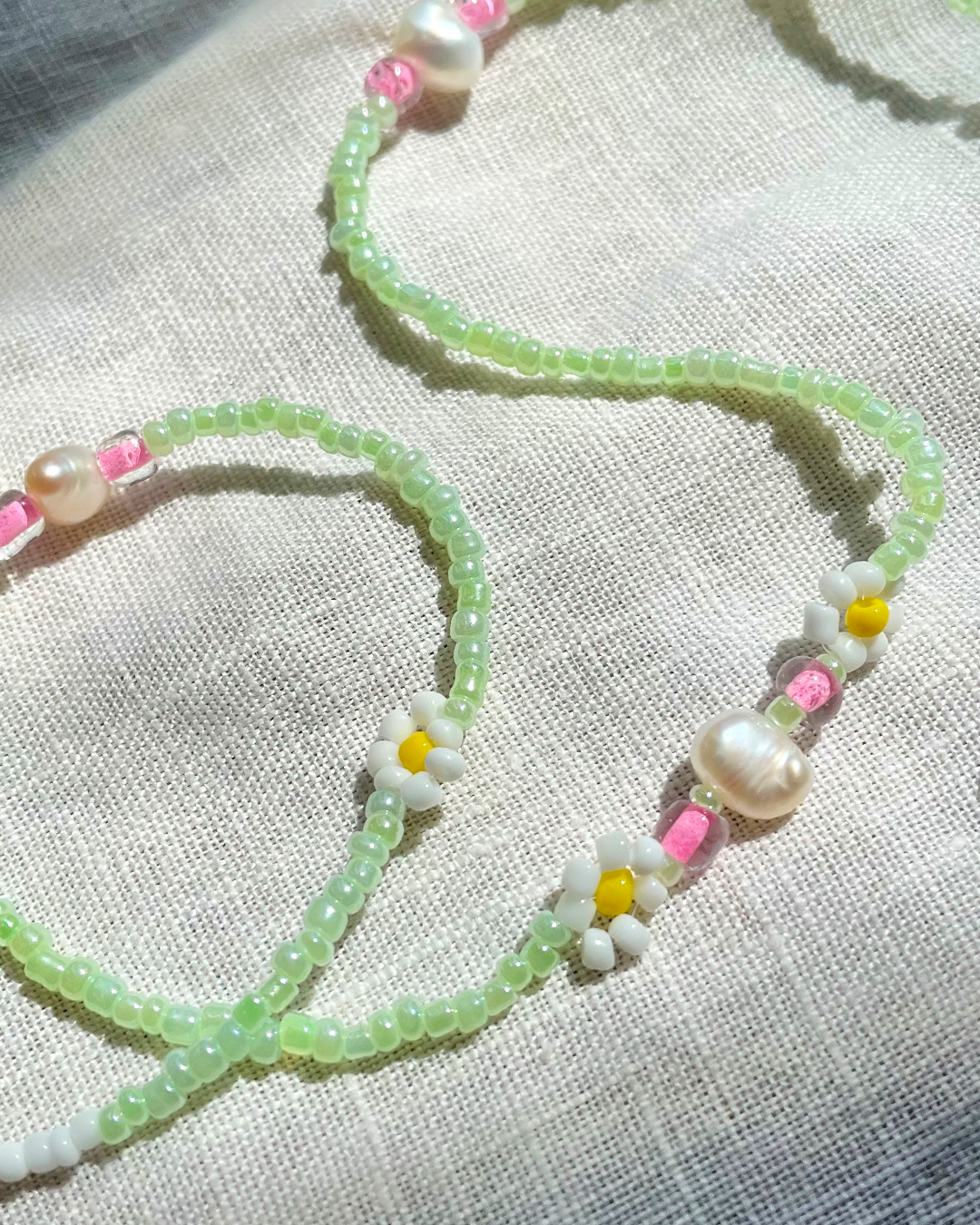 Green beaded choker with freshwater pearls and daisies