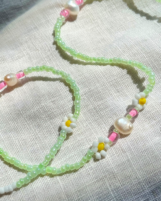 Green beaded choker with freshwater pearls and daisies