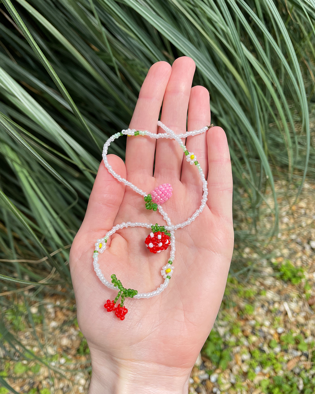 Pearly white beaded y2k choker with berries and daisy flowers