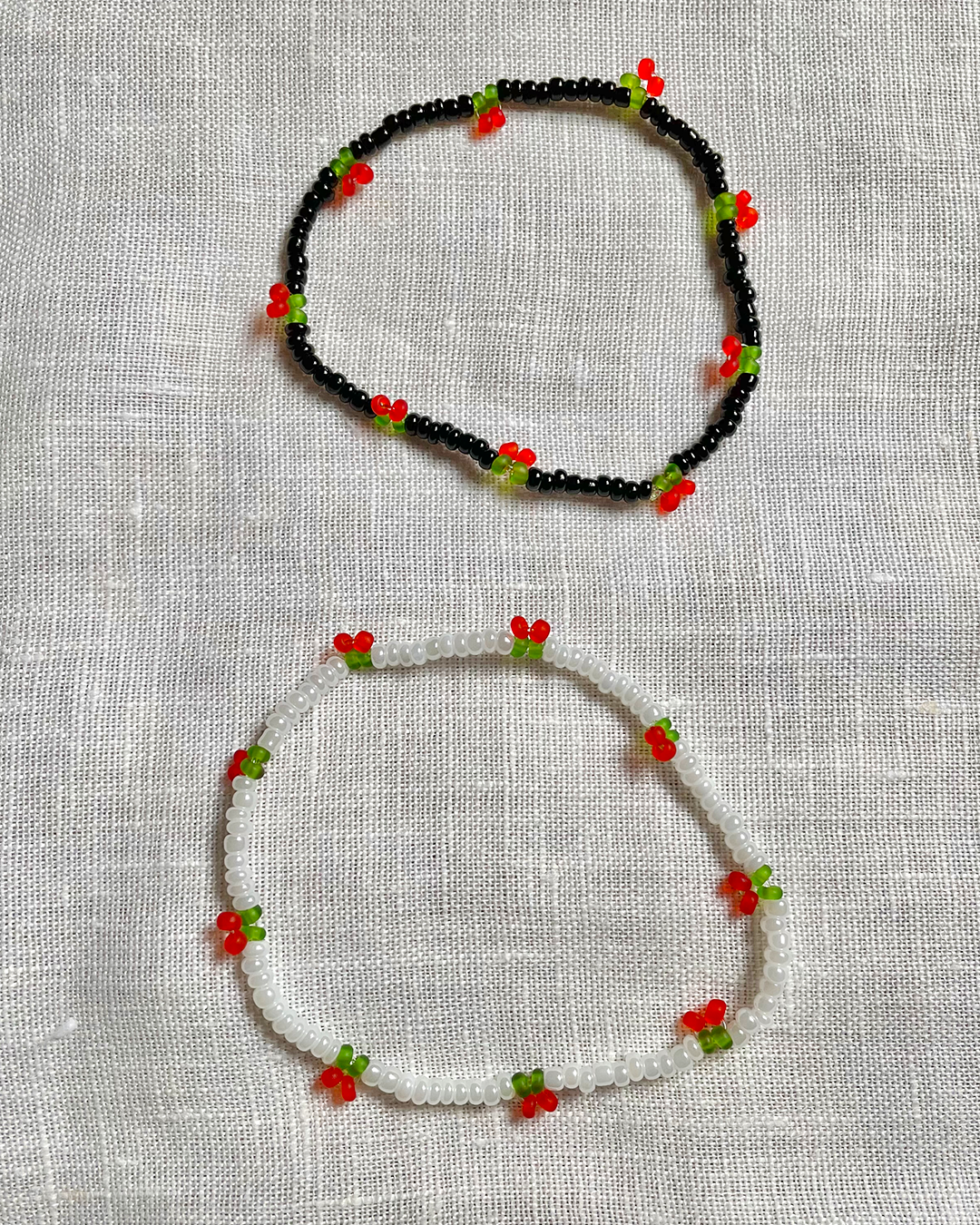 Handmade beaded cherry bracelet - Pearly white / Black