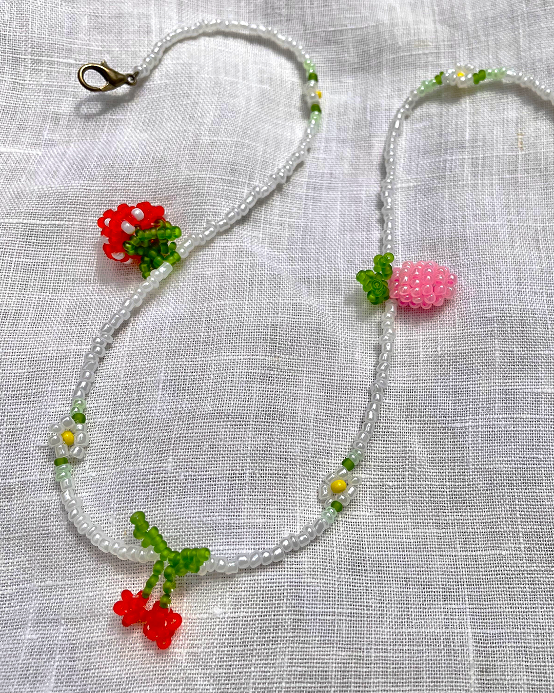 Pearly white beaded y2k choker with berries and daisy flowers