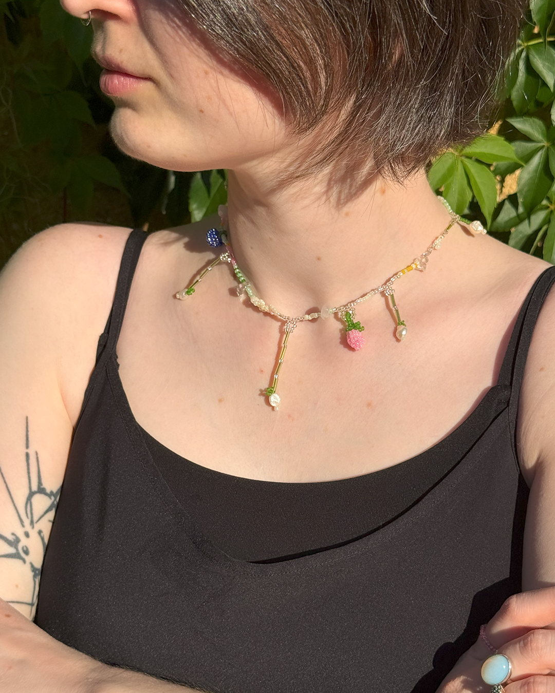 Blueberry and raspberry necklace with quartz and pearls